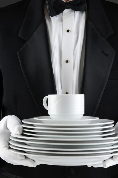 Официант со стопкой тарелок — стоковое фото
