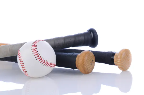 Beisebol e morcegos em branco com reflexão — Fotografia de Stock
