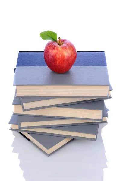 Manzana roja en la pila de libros —  Fotos de Stock