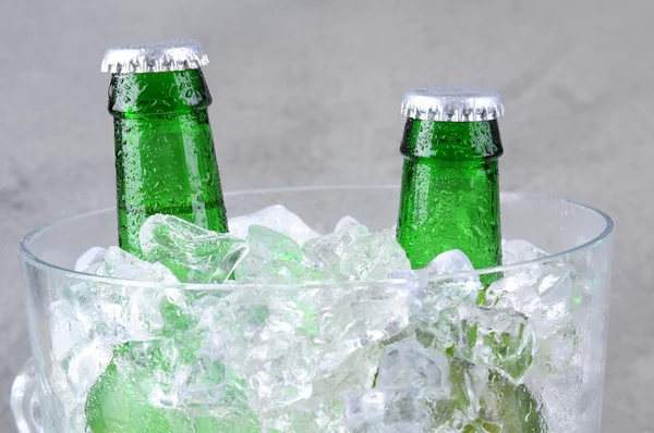 Botellas de cerveza de primer plano en cubo de hielo — Foto de Stock