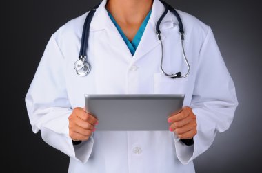 tablet bilgisayar kullanarak hemşire