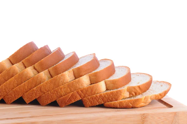 Laib Weißbrot auf Schneidebrett — Stockfoto