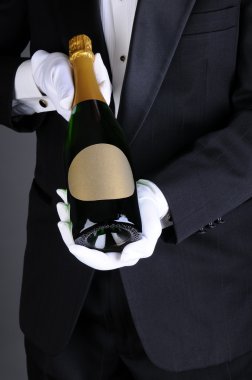 sommelier şampanya şişesi sunulması