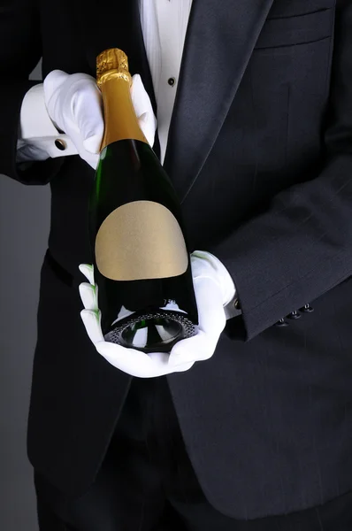 シャンパンのボトルを提示ソムリエ — ストック写真