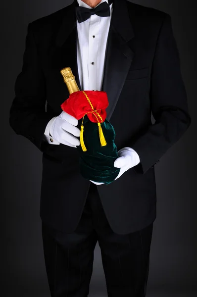 Homme avec bouteille de champagne dans un sac cadeau — Photo