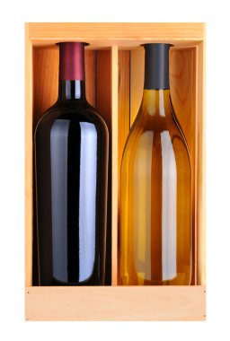 Ahşap kutusunda Cabernet ve şarap şişeleri