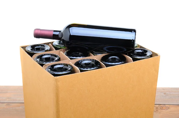 Caixa de vinho com garrafa no topo — Fotografia de Stock