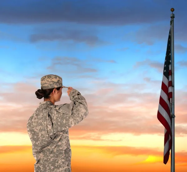 Female Soldier Saluting Flag — Stock Photo, Image