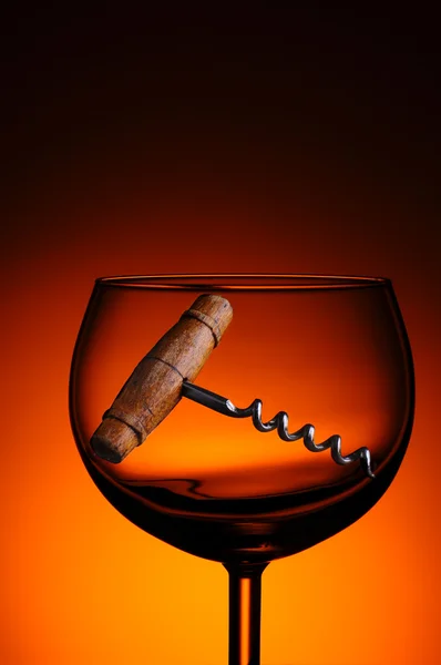 Old cork screwn i glas vin — Stockfoto