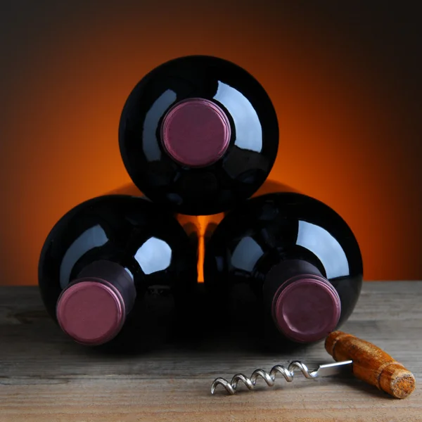 Tři láhve vína a korek šroub — Stock fotografie