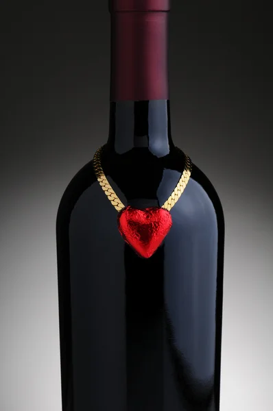 Corazón de Chocolate y Botella de Vino — Foto de Stock