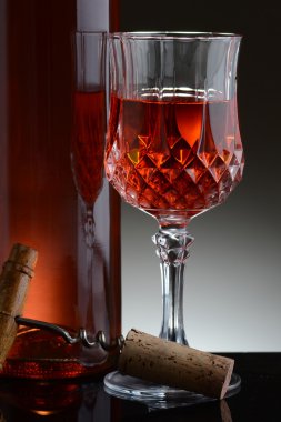 süslü bir bardak kırmızı şarap