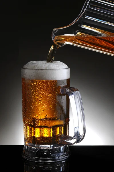 Caneca de cerveja e jarro Despeje — Fotografia de Stock