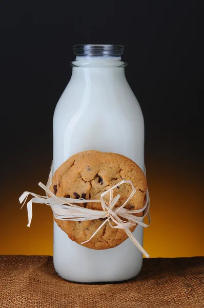 Galletas y leche —  Fotos de Stock