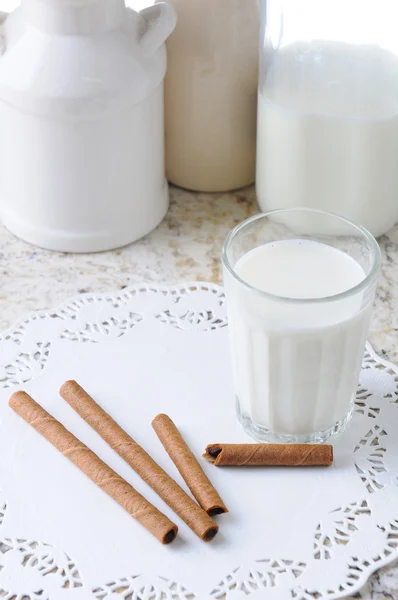 Leche y galletas —  Fotos de Stock