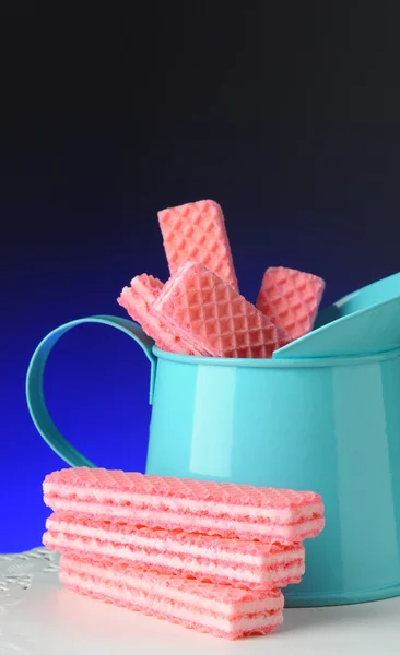 Roze suiker wafels in blauwe tin — Stockfoto