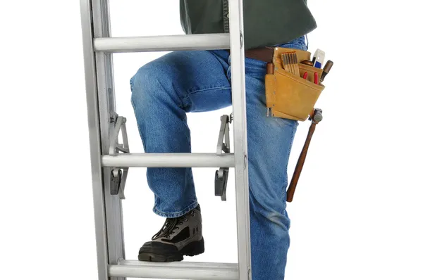 Bouwvakker op ladder — Stockfoto