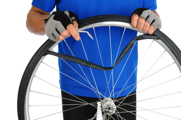 Ciclista Fixação pneu plano — Fotografia de Stock