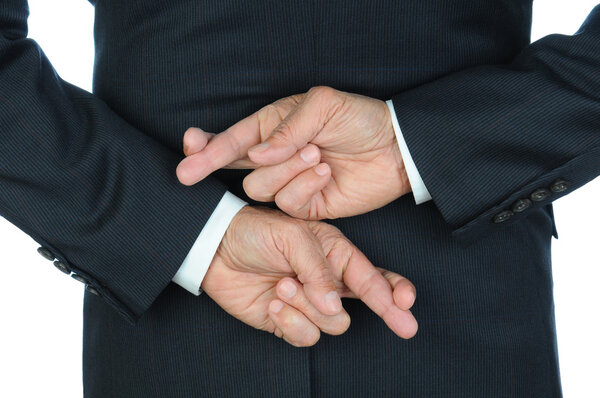 Бизнесмен со скрещенными пальцами
