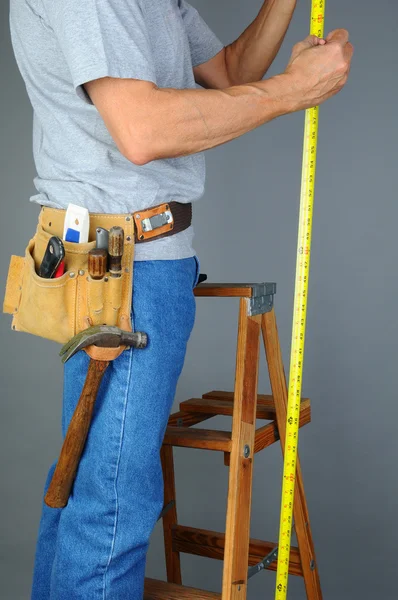 Contractor Standing on Ladder Measuring — Stock Photo, Image