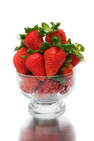 Fresas en tazón de cristal —  Fotos de Stock