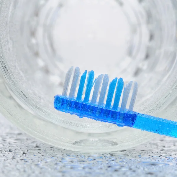 Zahnbürste vor Glas — Stockfoto