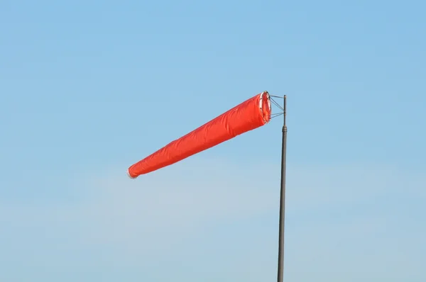 Meia de vento laranja contra céu azul — Fotografia de Stock