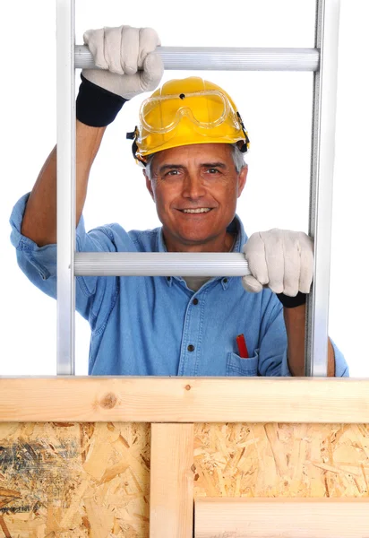 Trabajador de la construcción escalada escalera —  Fotos de Stock
