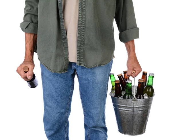 Hombre llevando cerveza — Foto de Stock