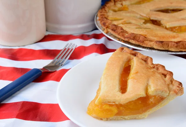 Rebanada de pastel de frutas en el paño de tabla de la bandera —  Fotos de Stock