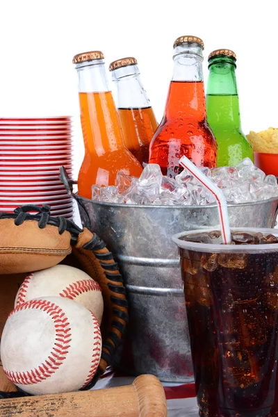 Balde de soda com vidro completo e equipamento de beisebol — Fotografia de Stock