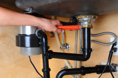 mutfak sink altında anahtarı kullanarak tesisatçı