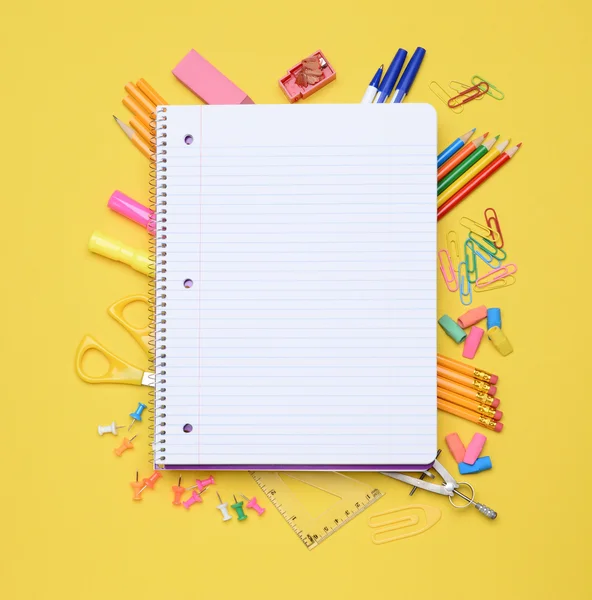 Caderno espiral sobre material escolar — Fotografia de Stock