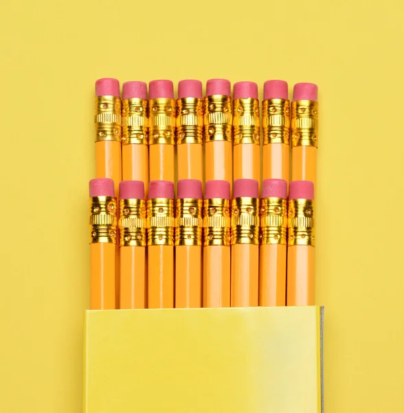 Nieuwe potloden in vak — Stockfoto