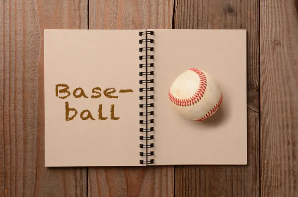 Baseball a nyílt Jegyzettömb — Stock Fotó