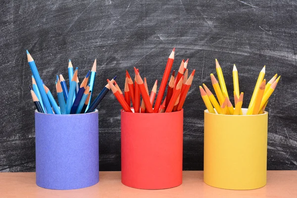 Lápices de colores en tazas de lápiz a juego —  Fotos de Stock