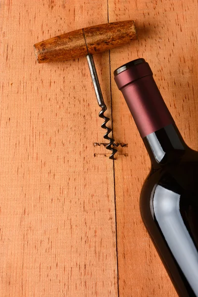 Cabernet-Flasche und Korkenzieher auf Holz — Stockfoto