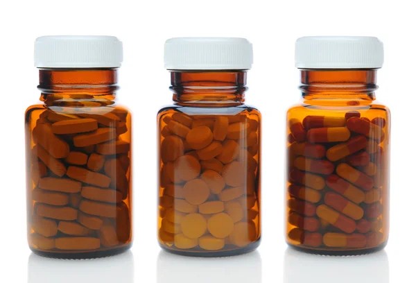 Drei braune Medizinflaschen mit verschiedenen Medikamenten — Stockfoto