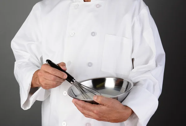 Chef sosteniendo tazón de mezcla y batido — Foto de Stock