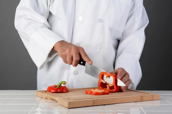 Шеф-повар, нарезающий красный перец — стоковое фото