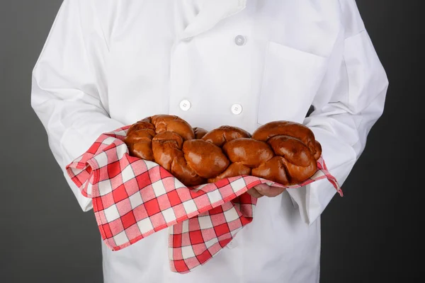 Šéfkuchař drží čerstvé upečený bochník chleba — Stock fotografie