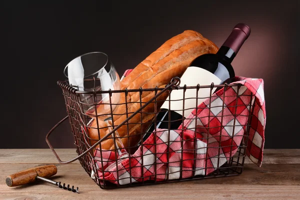 Wino i chleb w kosz piknikowy z drutu — Zdjęcie stockowe