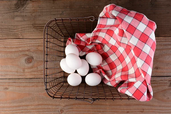 Tel sepet ve yumurta — Stok fotoğraf