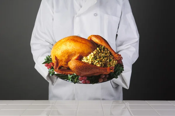 Chef celebración de Acción de Gracias Turquía en bandeja —  Fotos de Stock