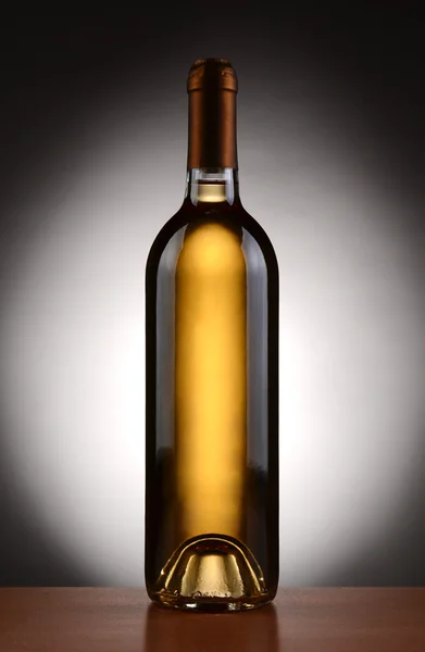 Garrafa de vinho branco Backlit — Fotografia de Stock