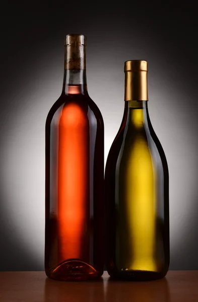 Duas garrafas de vinho Backlit — Fotografia de Stock