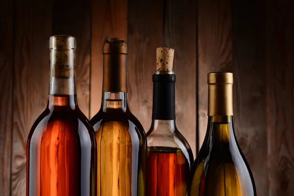 Garrafas de vinho contra fundo de madeira — Fotografia de Stock