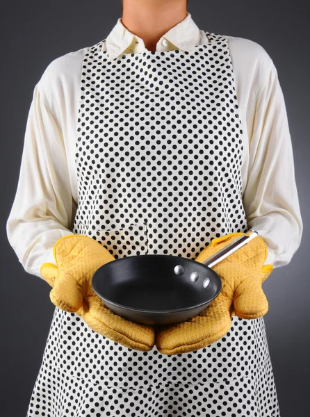 Женщина держит сковородку — стоковое фото