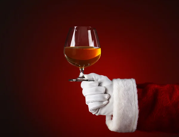 圣诞老人抱着白兰地酒杯 — 图库照片