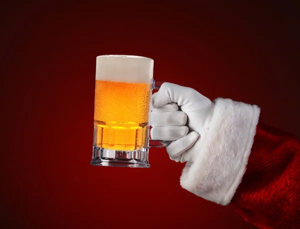 Santa Segurando uma Caneca de Cerveja — Fotografia de Stock